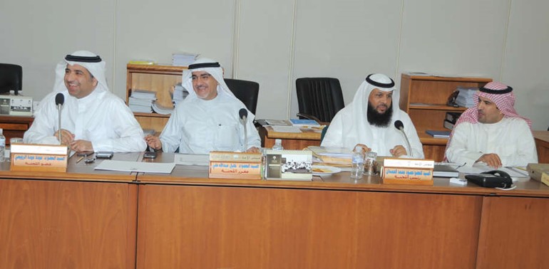 سيف العازمي وحمود الحمدان ود خليل عبدالله ود عودة الرويعي خلال اجتماع اللجنة التعليمية﻿