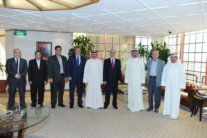  صورة جماعية للشيخ مبارك الدعيج وضيوفه 