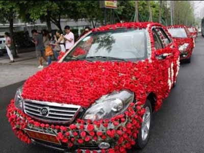 بالصور.. صيني يهدي عروسه 99999 وردة حمراء ليلة زفافه