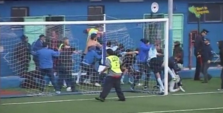 بالفيديو.. جماهير تقتحم أرض الملعب وتتشاجر مع اللاعبين في مباراة بإيطاليا