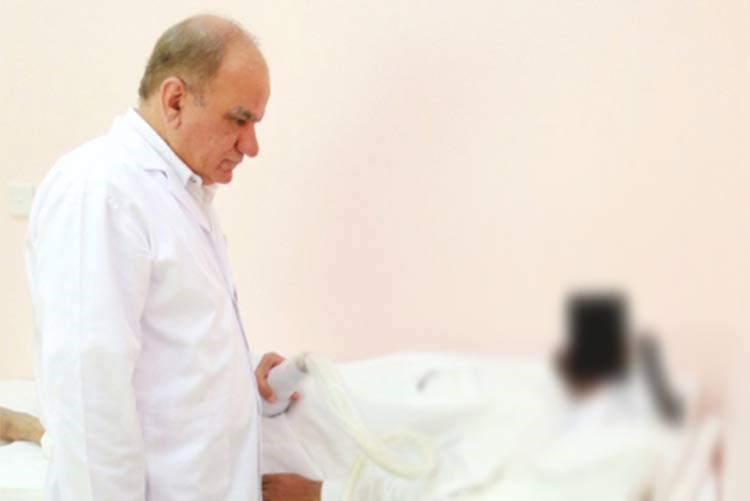 دمحمد كامل اثناء تجربة الجهاز