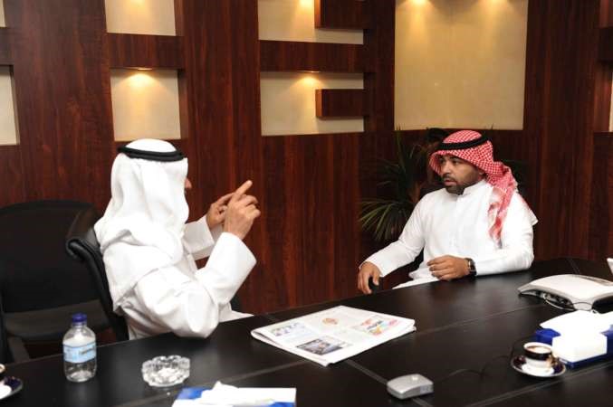المواطن صاحب الشكوى متحدثا للزميل هاني الظفيري	 فريال حماد﻿