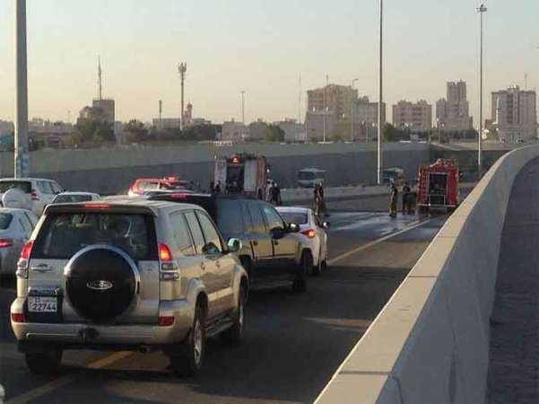 رجال الاطفاء يقومون بغسل اثار الزيت الناتج عن حادث الصباحية﻿
