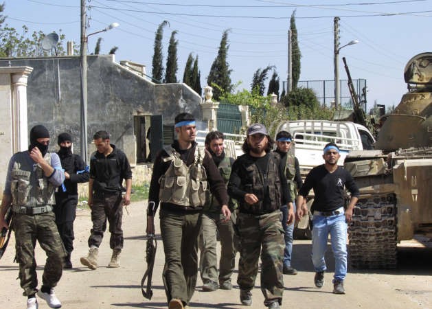 عناصر من الجيش الحر يجولون في احد شوارع حلب رويترز 
