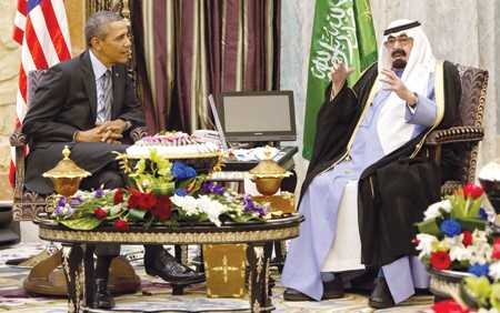 خادم الحرمين الشريفين الملك عبد الله بن عبد العزيز مجتمعا بالرئيس الاميركي باراك اوبامافي روضة خريم بالرياض امس 	افپ