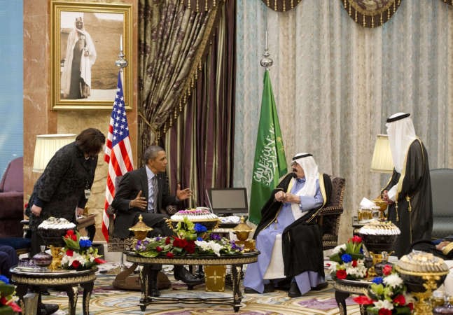 خادم الحرمين الشريفين الملك عبد الله بن عبد العزيز خلال اجتماعه بالرئيس الامريكي باراك اوباما في روضة خريم بالرياض امس 	افپ﻿
