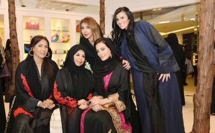 بالصور.. دومينيك حوراني ترتدي العباءة !! 