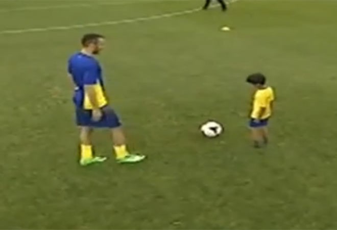 بالفيديو.. مهاجم النصر السعودي يحقق امنية معاق على الارض الملعب