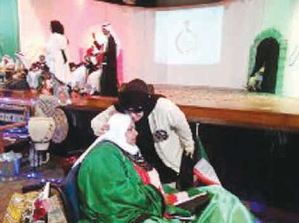 ايمان الرويلي تطبع قبلة على راس مسنة في احدى المناسبات ﻿