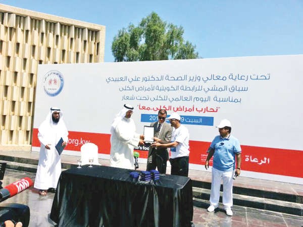دعلي العبيدي مكرما احد المشاركين في الماراثون﻿