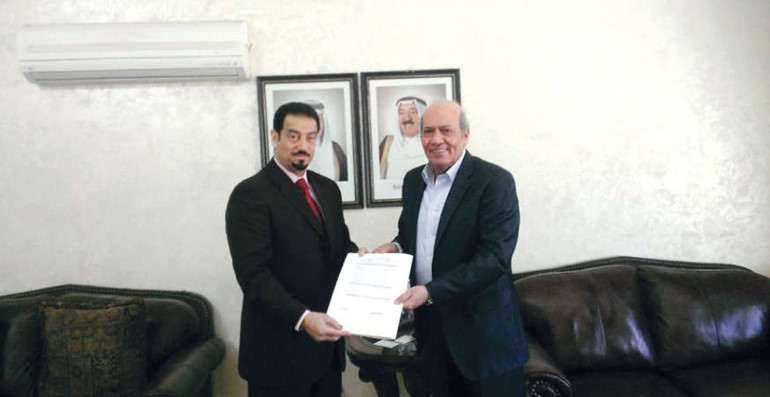 السفير دحمد الدعيج يسلم التبرع للسفير عطاالله خيري