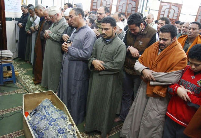 صلاة الجنازة على جثمان الصحافية ميادة اشرف في المنوفية امس 	افپ﻿
