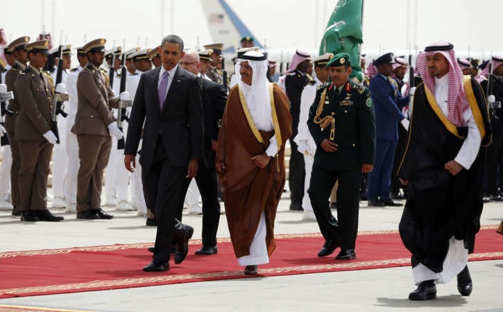 صاحب السمو الملكي الامير خالد بن بندر بن عبد العزيز امير منطقة الرياض مودعا الرئيس اوباما في ختام زيارته للمملكة امس رويترز 