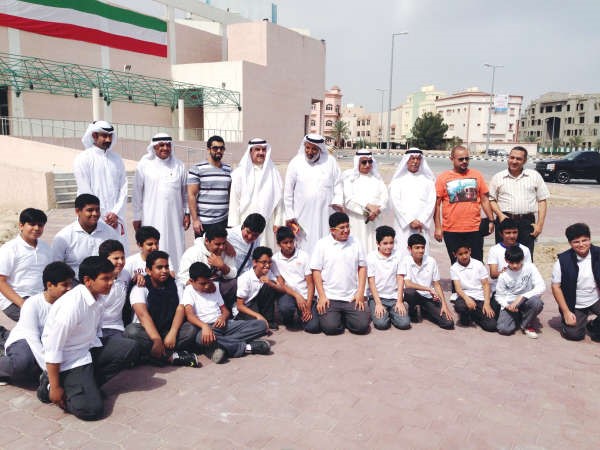 مجموعة من الطلبة والاهالي المشاركين في تخضير المنطقة