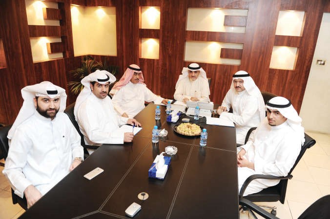 النائب دخليل عبدالله متوسطا الزملاء عدنان الراشد وحسين الرمضان وسلطان العبدان وبدر السهيل ومدير مكتبه حسين زكريا سالم الشمري
