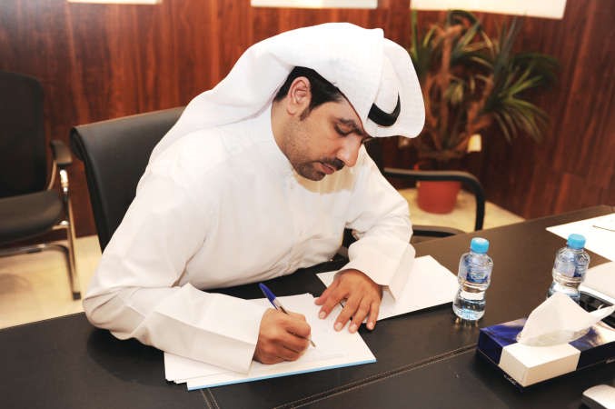 الزميل بدر السهيل يدون ردود النائب دخليل عبدالله