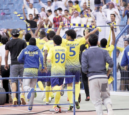 فرحة لاعبي النصر مع جماهيرهم﻿