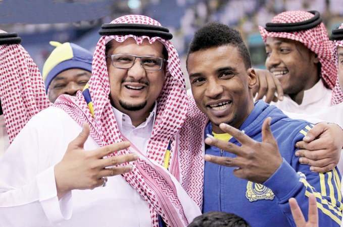 الامير فيصل بن تركي يحتفل مع محمد نور 	موقع النصر﻿