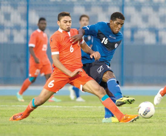 لاعب كاظمة سعيد مرجان يحاول انتزاع الكرة من مدافع الشباب سيكو	 الازرقكوم﻿