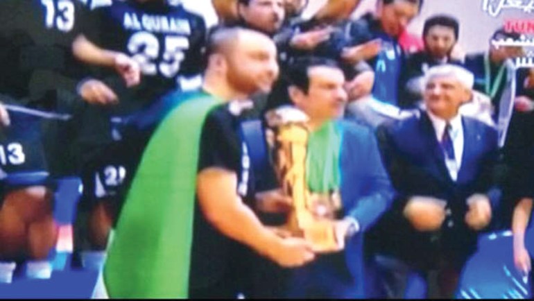 رئيس نادي القرين احمد الشحومي حاملا كاس البطولة﻿