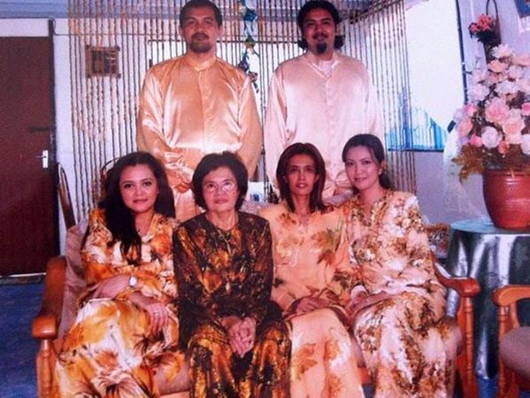 صورة لا نعرف من فيها الا فايزة خانم
