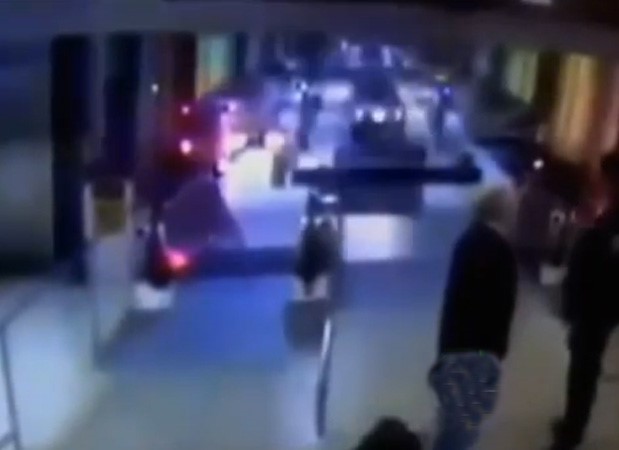 بالفيديو.. لحظة خروج قطار عن سكته بمطار أوهير في شيكاغو