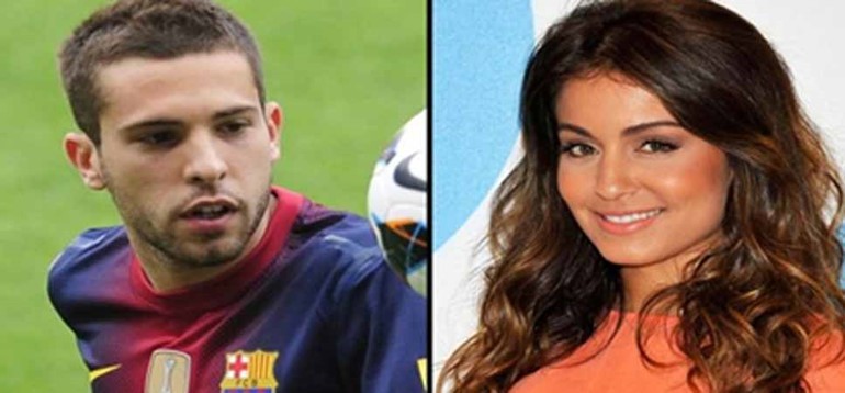 بالصور.. علاقة غرامية بين نجم برشلونة وممثلة ليبية 