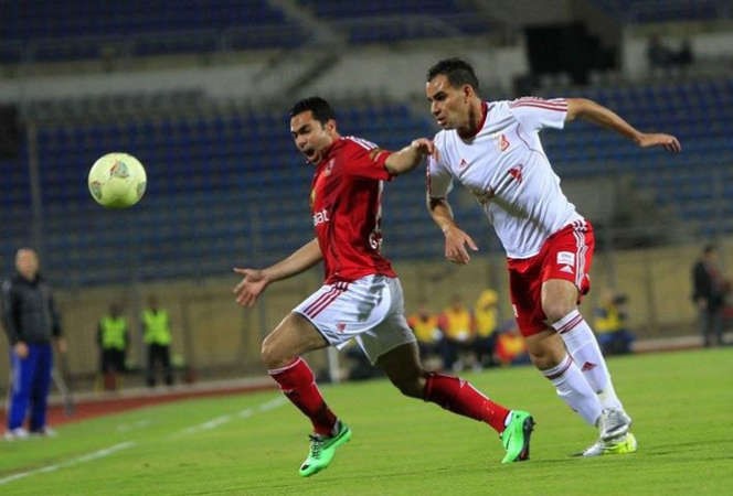 الصراع على الكرة بين لاعب اهلي بنغازي احمد عيد عبد الملك ولاعب الاهلي المصري احمد فتحي﻿