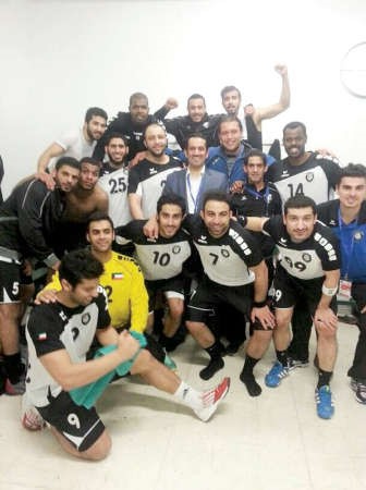 صورة جماعية للاعبين مع الشحومي