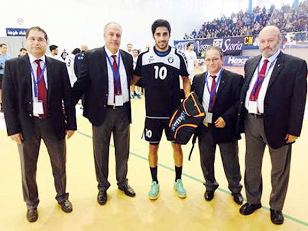 اللاعب عبدالله خميس مع اللجنة المنظمة