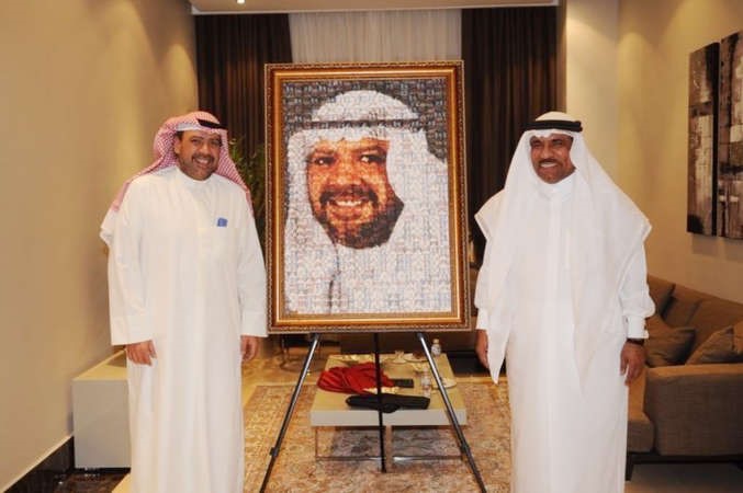 الشيخ احمد الفهد يتلقى لوحة تذكارية من اللواء ناصر الرزوقي ﻿