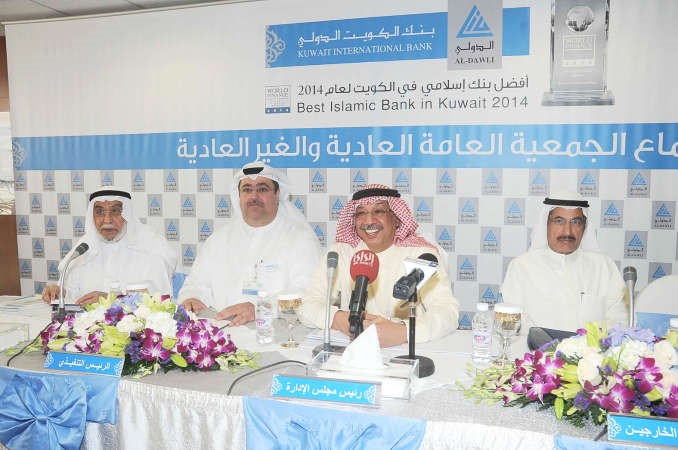 من اليمين المدقق الخارجي والشيخ محمد الجراح ولؤي مقامس وعضو هيئة الرقابة الشرعية خلال عمومية بنك الكويت الدولي امس	اسامة ابوعطية﻿