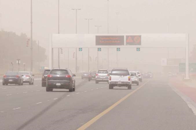 الغبار يستمر حتى اليوم ومعه تنخفض الرؤية الى مستويات متدنية وفي الصورةاللوحات الارشادية المرورية تحذر من انخفاض الرؤية امس 	محمد خلوصي﻿