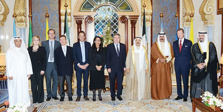 صاحب السمو الامير الشيخ صباح الاحمد خلال استقباله رئيس اللجنة الاولمبية الدولية والوفد المرافق له بحضور سمو ولي العهد الشيخ نواف الاحمد والشيخ طلال الفهد 