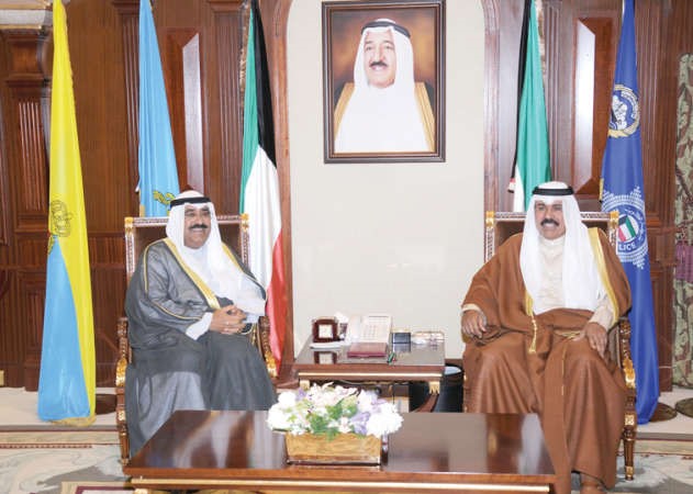  سمو ولي العهد الشيخ نواف الاحمد مستقبلا نائب رئيس الحرس الوطني الشيخ مشعل الاحمد