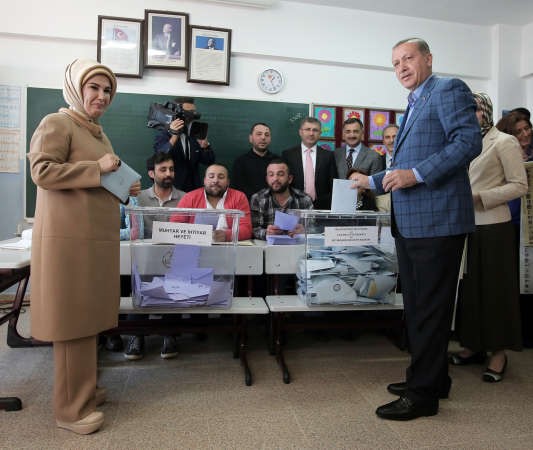 رئيس الحكومة التركية رجب طيب اردوغان وزوجته امينة يدليان بصوتيهما في الانتخابات البلدية في اسطنبول	اپ﻿