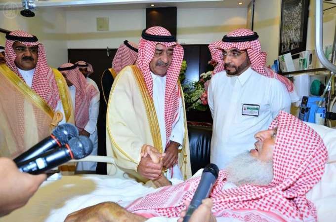 صاحب السمو الملكي الامير مقرن بن عبدالعزيز يزور مفتي المملكة الشيخ عبدالعزيز ال الشيخ في المستشفى ويتلقى منه البيعة وليا لولي العهد	 واس﻿