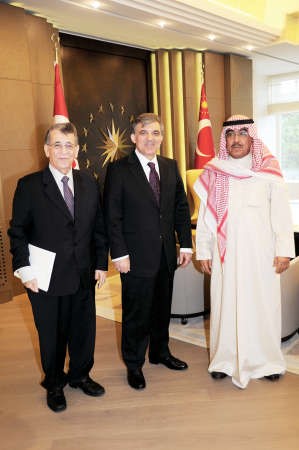 الرئيس عبدالله غول متوسطا كبير مستشاريه ارشد هرمزلو ونائب رئيس التحرير الزميل عدنان الراشد
