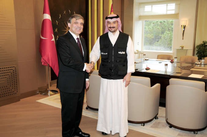مصافحة بين الرئيس غول والزميل هاني الشمري