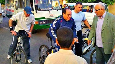 بالفيديو.. السيسي بالزي الرياضي يتجول على دراجة هوائية