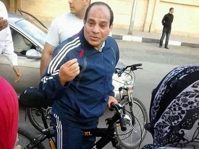 بالفيديو.. السيسي بالزي الرياضي يتجول على دراجة هوائية