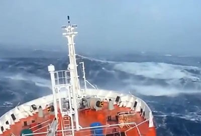 بالفيديو.. مناظر مخيفة ومرعبة بالمحيط الهندي تعيق البحث عن الماليزية