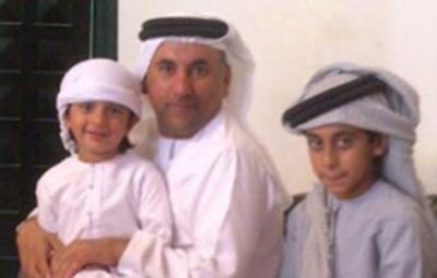 المغدور مع اولاده محمد وفارس