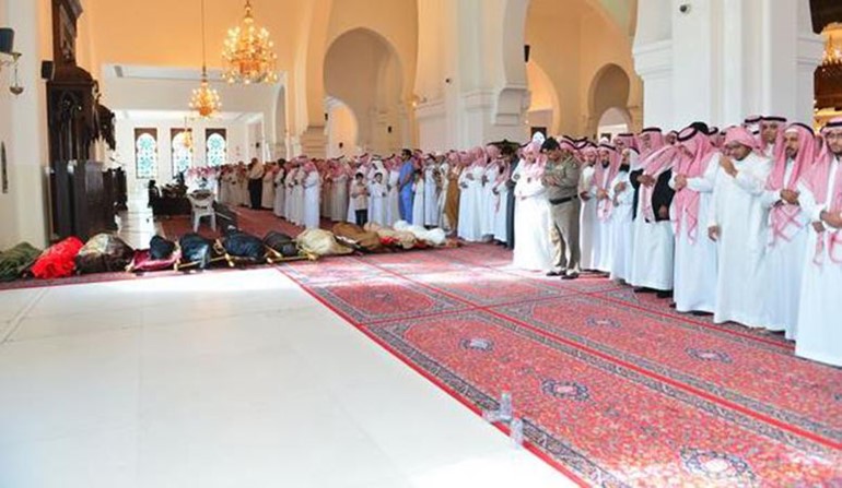 بالفيديو.. جموع غفيرة بوداع أبناء مدير جامعة الجوف الخمسة.. وشاهد حطام السيارة بعد الحادث المروع 