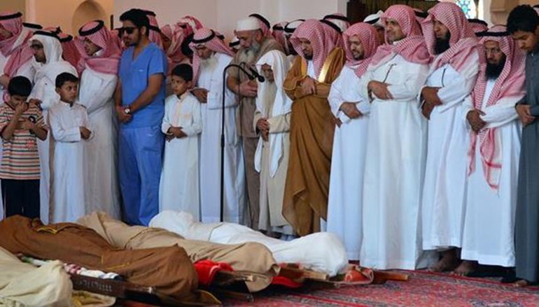 بالفيديو.. جموع غفيرة بوداع أبناء مدير جامعة الجوف الخمسة.. وشاهد حطام السيارة بعد الحادث المروع 