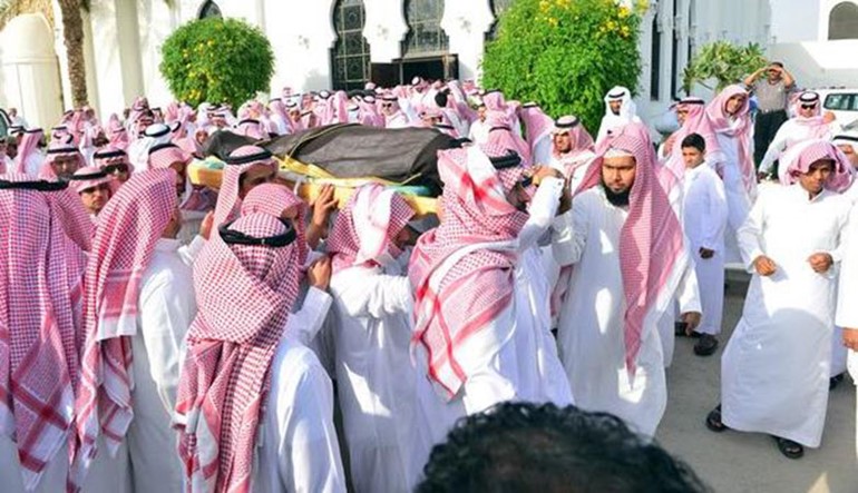 بالفيديو.. جموع غفيرة بوداع أبناء مدير جامعة الجوف الخمسة.. وشاهد حطام السيارة بعد الحادث المروع 