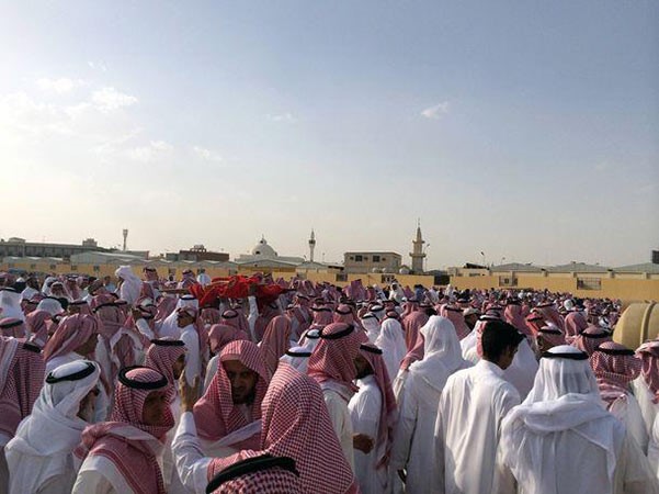 بالفيديو.. جموع غفيرة بوداع أبناء مدير جامعة الجوف الخمسة.. وشاهد حطام السيارة بعد الحادث المروع 