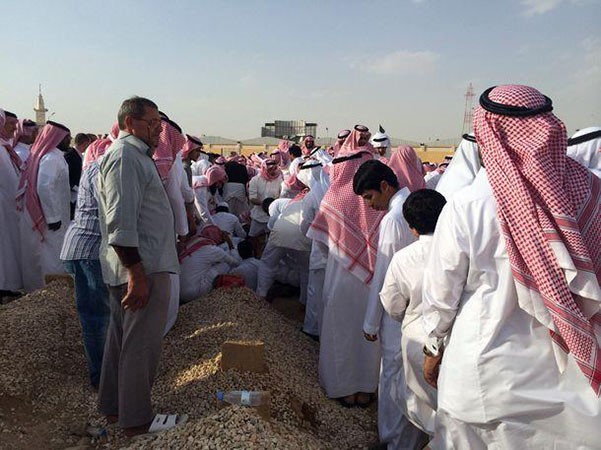 بالفيديو.. جموع غفيرة بوداع أبناء مدير جامعة الجوف الخمسة.. وشاهد حطام السيارة بعد الحادث المروع 