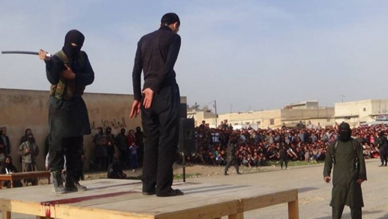بالصور.. داعش تعدم شخصين بـ"ساطور " وتجلد ستة آخرين بريف حلب الشرقي