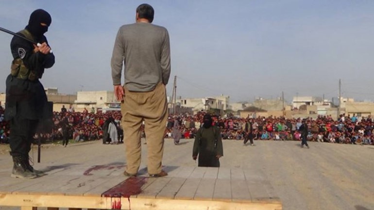 بالصور.. داعش تعدم شخصين بـ"ساطور " وتجلد ستة آخرين بريف حلب الشرقي